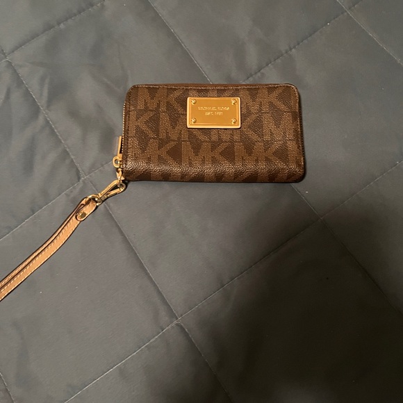 Michael Kors Phone Wallet - Picture 2 of 5